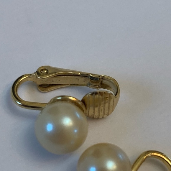 Vintage Hobe Solitaire Faux Pearl Clip On Earrings Gold Tone - Picture 3 of 7